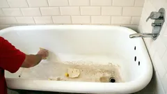 Så får du bort beläggningar i badrummet på 2 minuter: den viktigaste lösningen finns redan i ditt kök