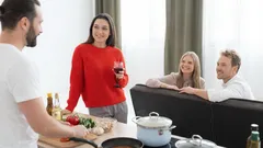 Gillar du inte att bjuda hem gäster? Psykologer förklarar vad det kan betyda