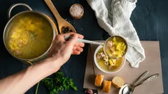 Därför ska du alltid koka soppa utan lock: kocken avslöjar den verkliga orsaken