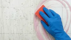 Så får du badrumsplattor att glänsa: enkel lösning med två ingredienser ger toppresultat