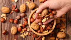 När är det bästa tillfället att äta nötter för att få energi och gå ner i vikt? Experterna svarar